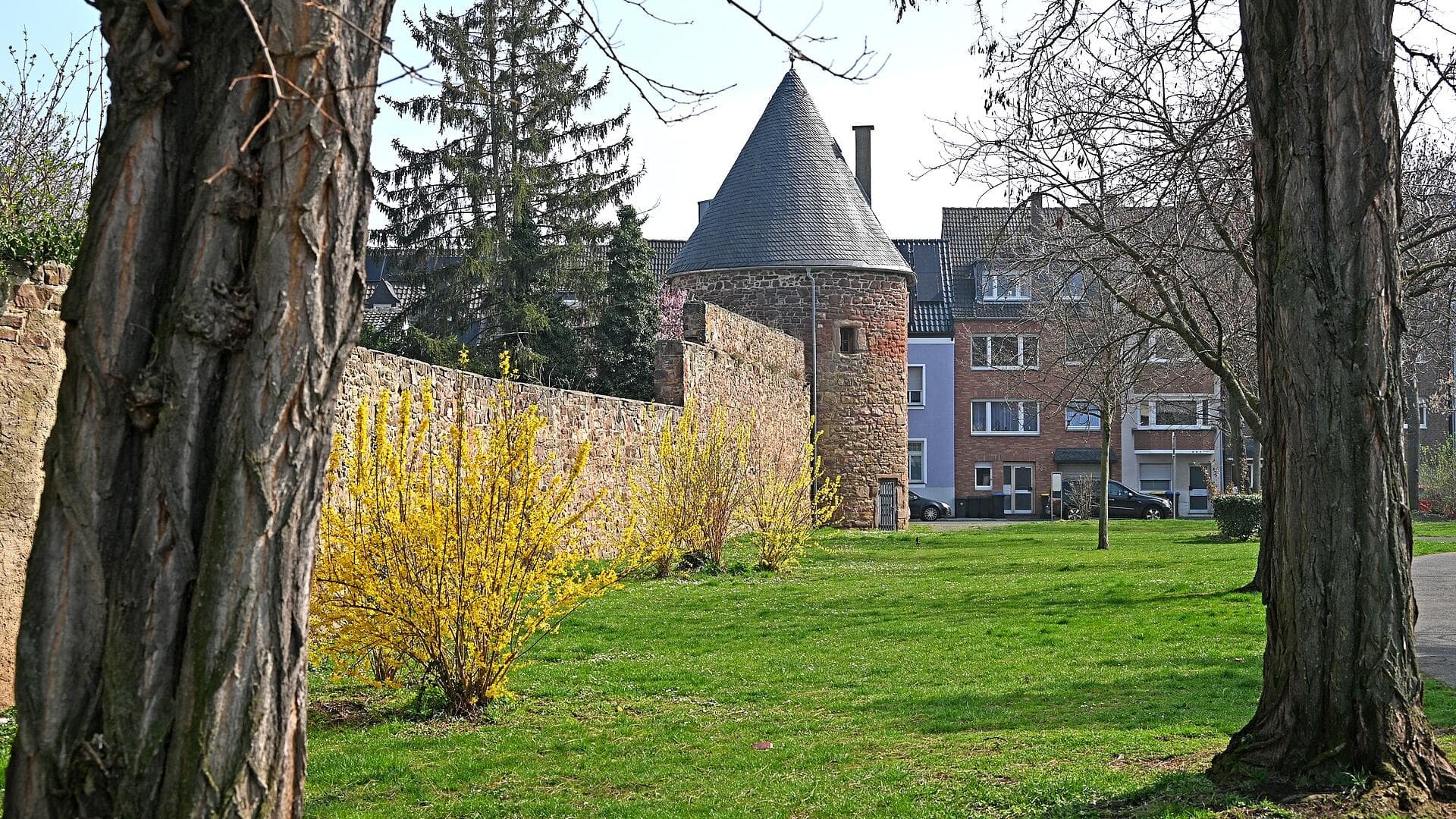 Kahlenturm an der mittelalterlichen Stadtmauer in Euskirchen