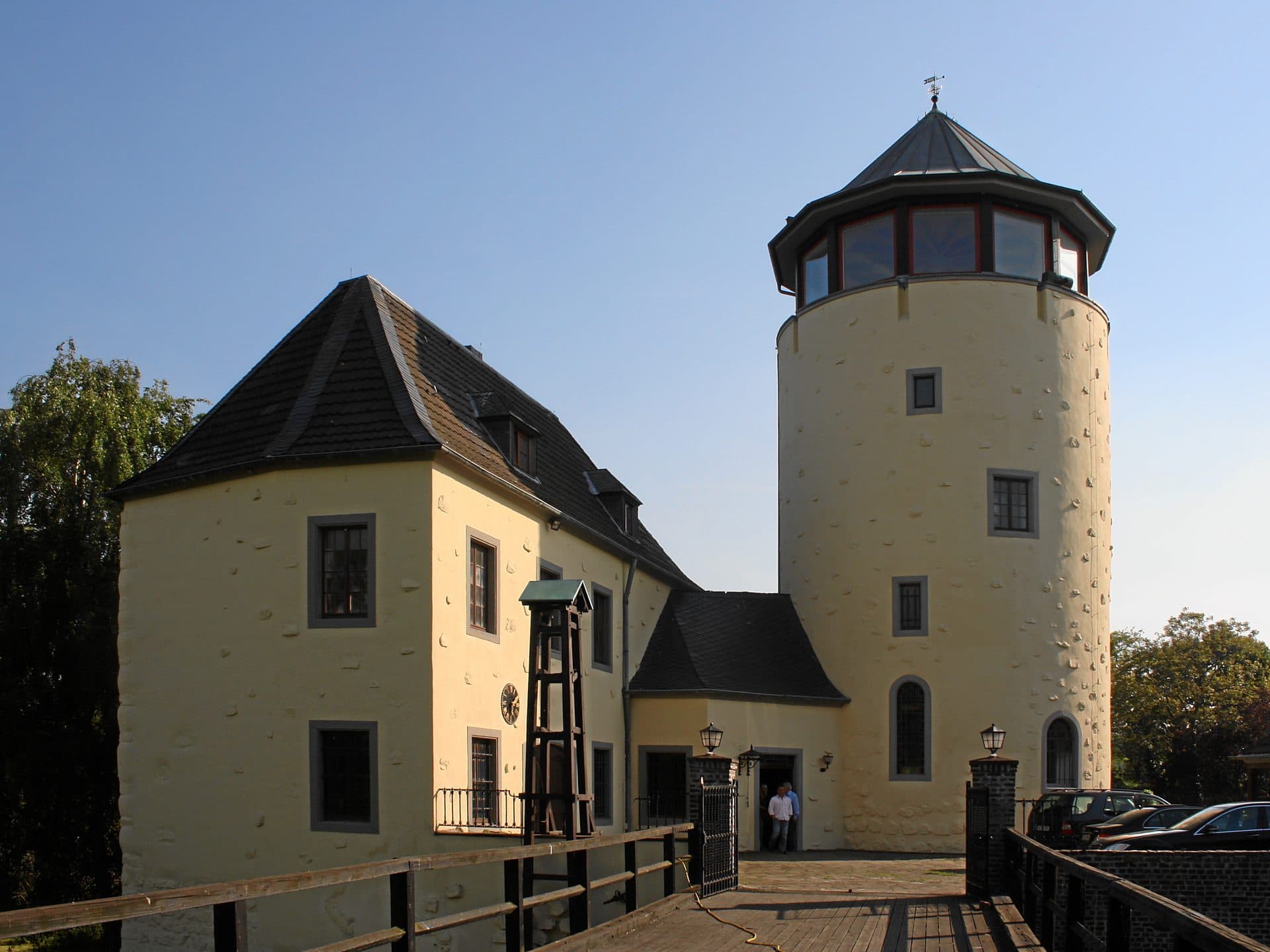 Burg Lülsdorf in Niederkassel, historische Wasserburg mit rundem Turm am rechten Rheinufer