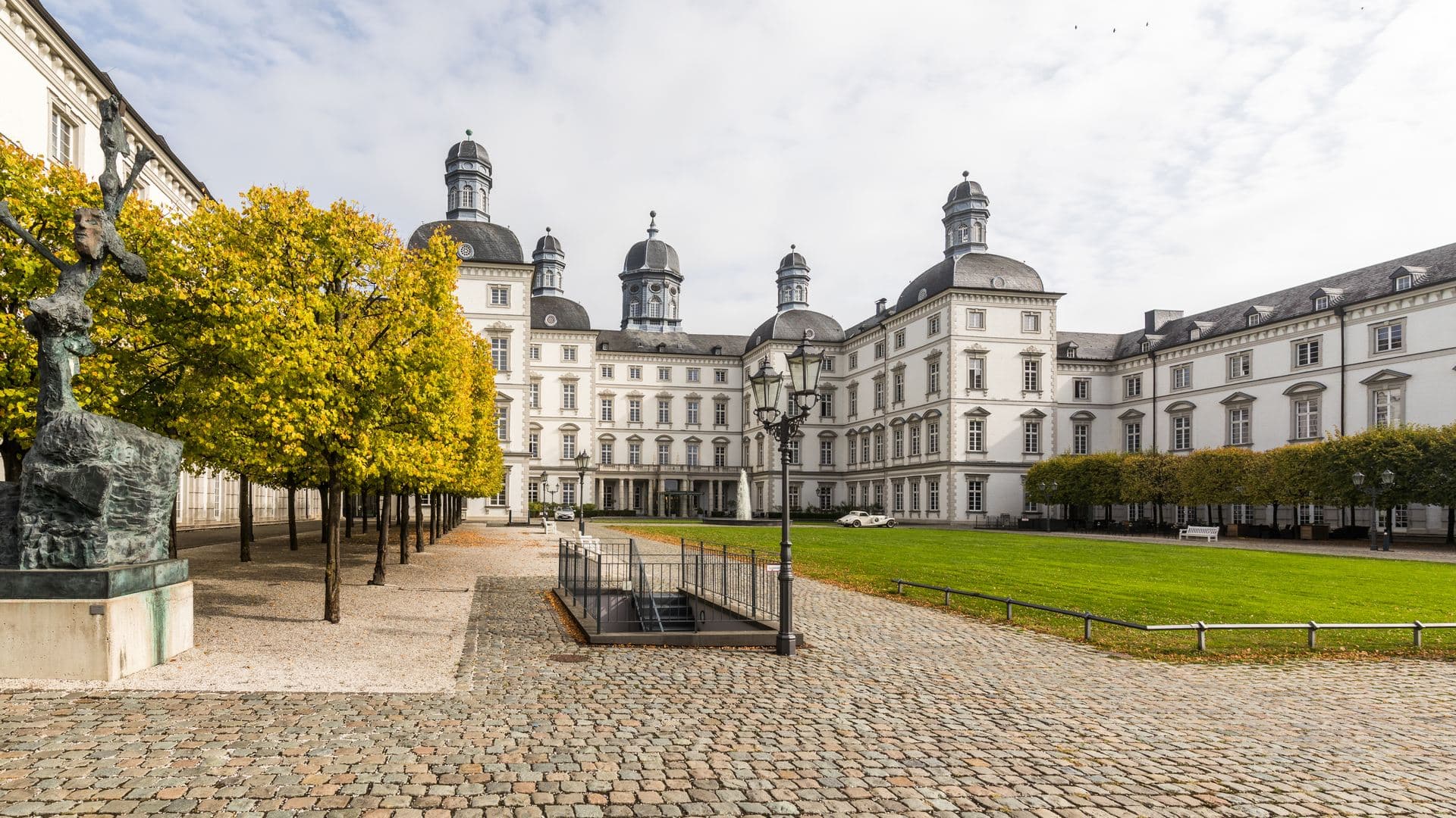 Neues Schloss Bensberg in Bergisch Gladbach, barocke Schlossanlage mit den charakteristischen Ecktürmen