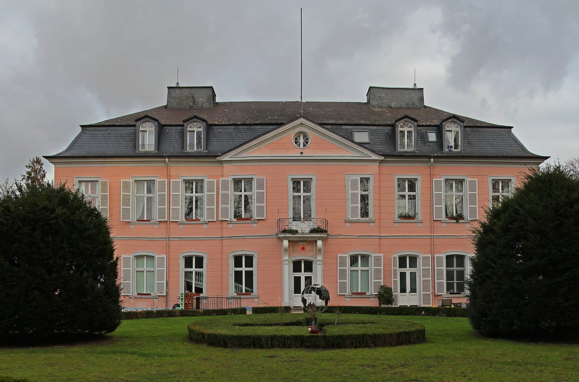 Schloss Bornheim, barockes Herrenhaus mit rosafarbener Fassade im Vorgebirge