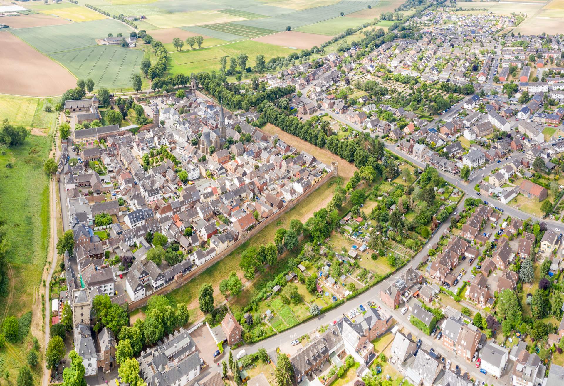 Altstadt der Feste Zons in Dormagen aus der Luft, mittelalterliche Stadtbefestigung am Rhein