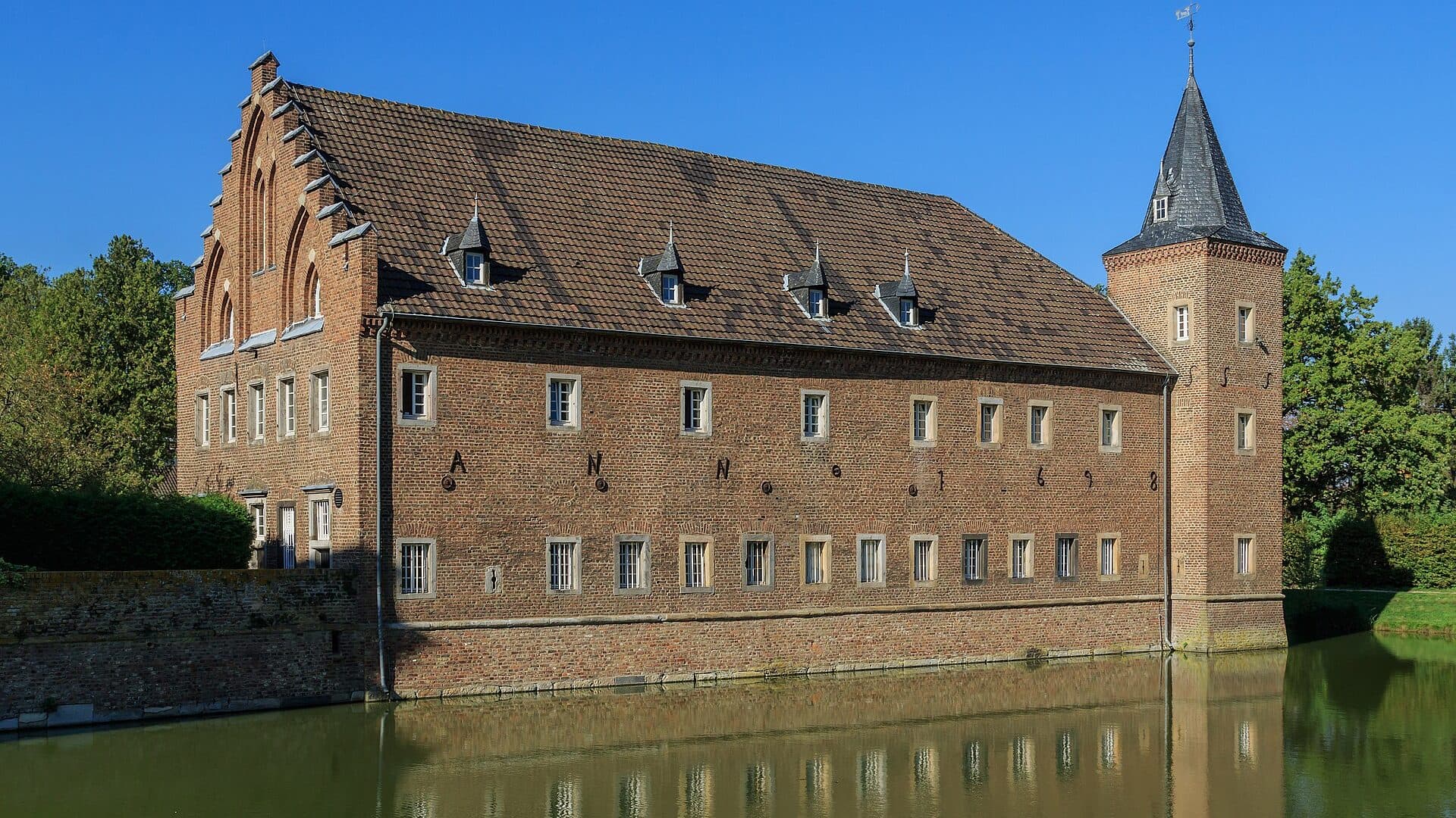 Schloss Gracht in Erftstadt, Wasserschloss mit Spiegelung im Wassergraben