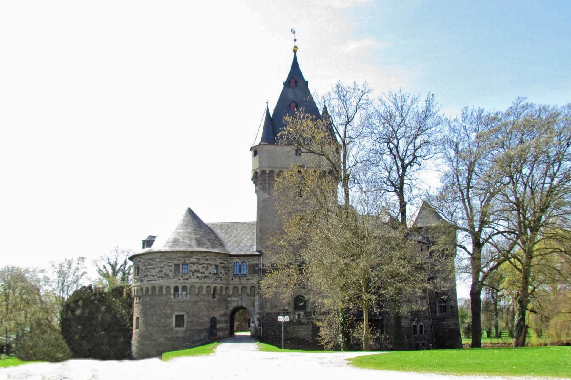 Schloss Hülchrath in Grevenbroich, mittelalterliche Burg mit rundem Turm und spitzem Turmhelm