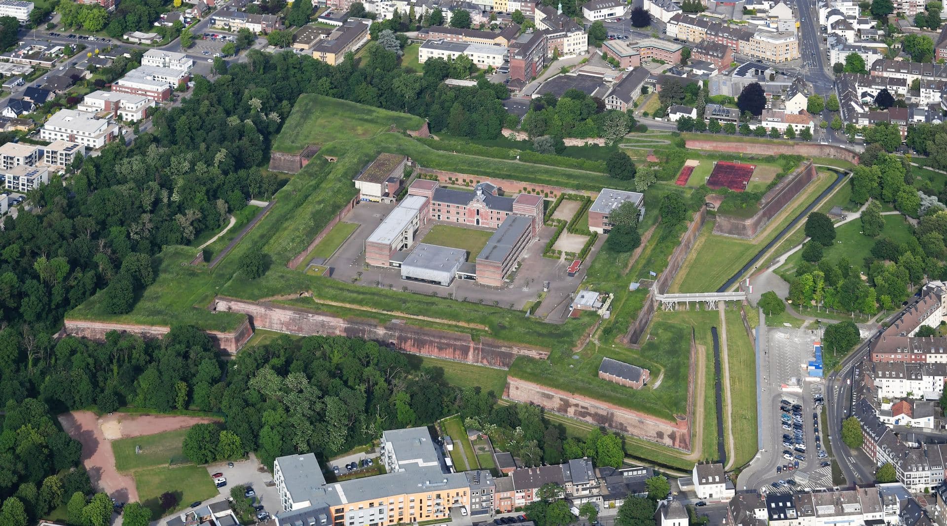 Zitadelle Jülich aus der Luft, die sternförmige Renaissance-Festung mit dem Schloss im Zentrum