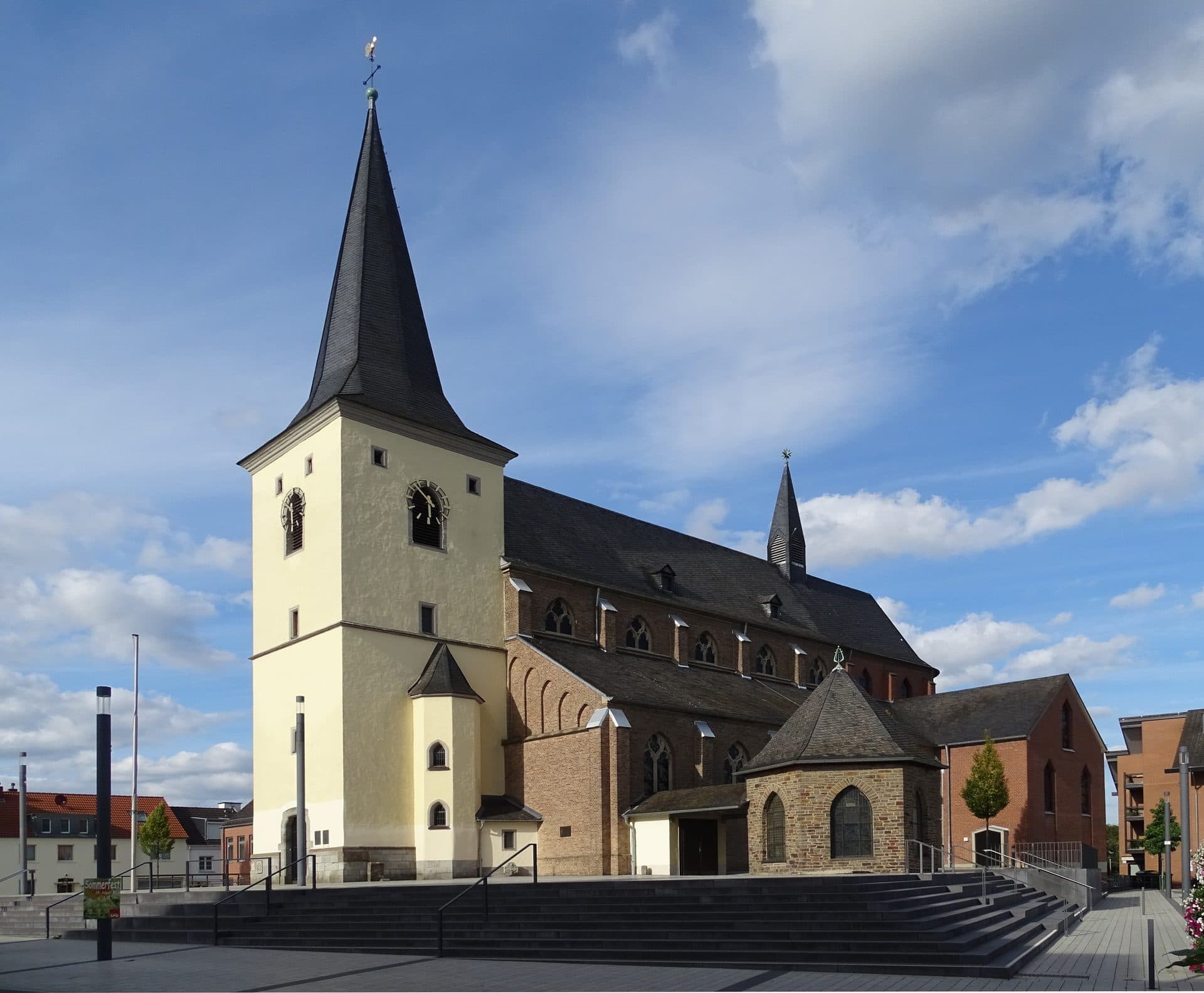 Kath. Pfarrkirche St. Johannes der Täufer mit ihrem Turm über der Altstadt von Meckenheim