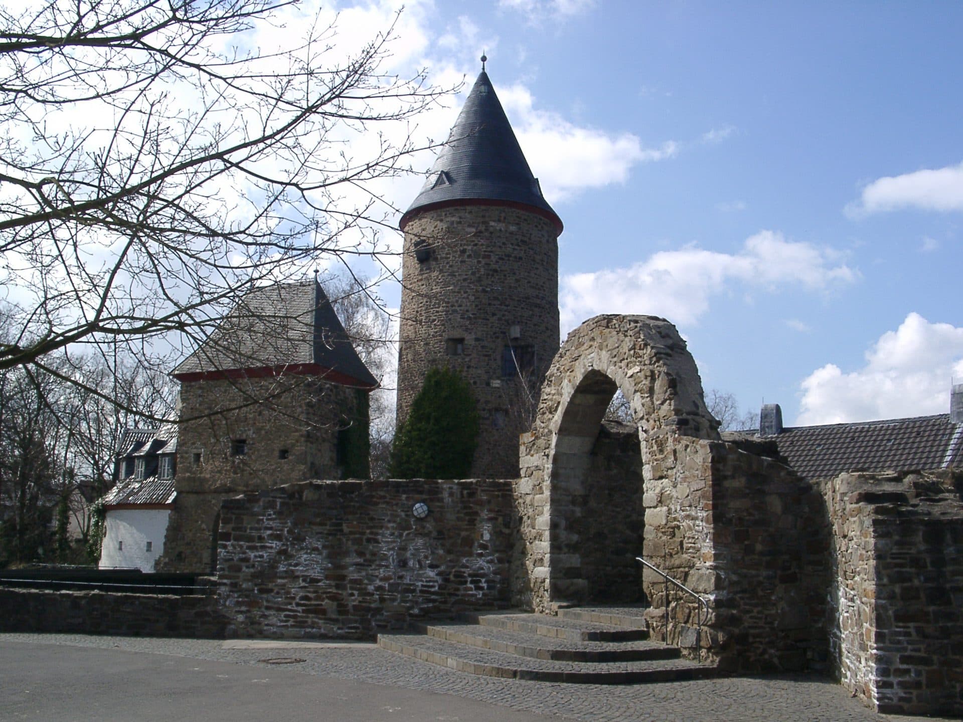 Hexenturm mit der historischen Stadtmauer der Rheinbacher Burg in Rheinbach