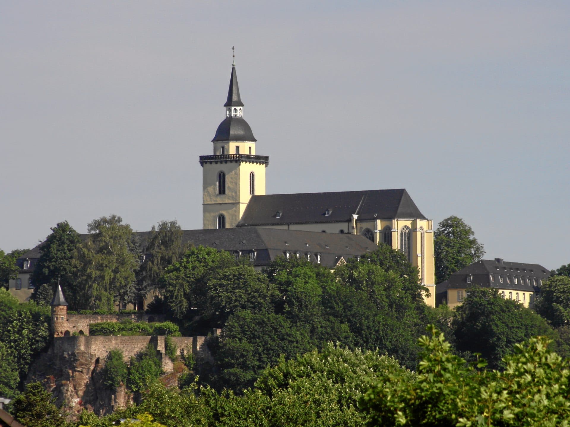 Abtei Michaelsberg über Siegburg, die ehemalige Benediktinerabtei St. Michael krönt den bewaldeten Michaelsberg über der Altstadt an der Sieg